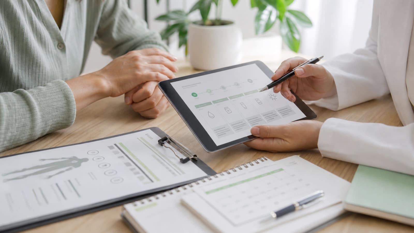 Behandlungsplanung mit Tablet, Kalender und Unterlagen.